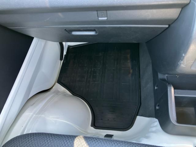 ハイゼットトラックスタンダード４ＷＤ　オートマ　荷台三方開　テールゲートチェーン　バッテリーカバー　マニュアルエアコン　パワーステアリング　スピーカー一体型ＡＭ／ＦＭラジオ　ハロゲンヘッドランプ　左右アシストグリップ　三枚リーフ（千葉県）の中古車