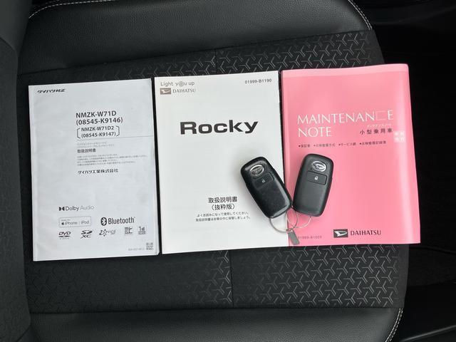 ロッキープレミアムターボ　ナビ／ＴＶ／ＤＶＤ／ＢＴ／ＵＳＢ　バックカメラ　前後ドラレコ　ＥＴＣ　全車速追従クルコン　ＬＥＤヘッドランプ　オートライト　リヤフォグランプ　コーナーセンサ　シートヒーター　革巻ステア　アルミ（千葉県）の中古車