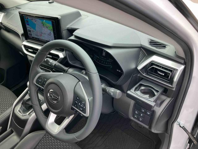 ロッキープレミアム４ＷＤ　ターボ　９型ナビ／ＴＶ／ＤＶＤ／ＢＴ／ＵＳＢ　全周囲カメラ　前後ドラレコ　ＥＴＣ　全車速追従クルコン　ＬＥＤヘッドランプ　オートライト　リヤフォグランプ　コーナーセンサー　シートヒータ　アルミ（千葉県）の中古車