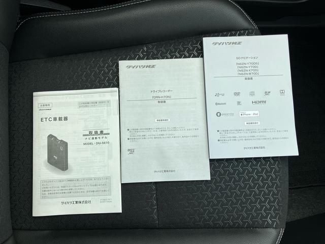 ロッキープレミアム４ＷＤ　ターボ　９型ナビ／ＴＶ／ＤＶＤ／ＢＴ／ＵＳＢ　全周囲カメラ　前後ドラレコ　ＥＴＣ　全車速追従クルコン　ＬＥＤヘッドランプ　オートライト　リヤフォグランプ　コーナーセンサー　シートヒータ　アルミ（千葉県）の中古車