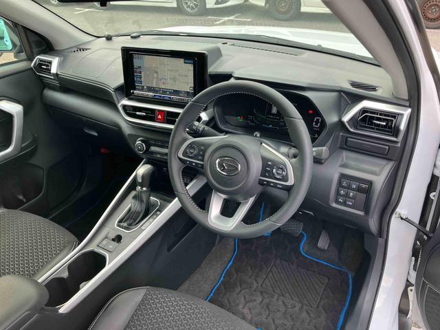 ロッキープレミアムＧ　ＨＥＶＨＥＶ　９型ナビ／ＴＶ／ＤＶＤ／ＢＴ／ＵＳＢ　全周囲カメラ　前後ドラレコ　ＥＴＣ　１００Ｖ電源　全車速追従クルコン　ＬＥＤヘッドランプ　ＢＳＭ　リヤフォグ　前後コーナーセンサー　シートヒーター　アルミ（千葉県）の中古車