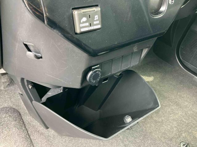 トールＧナビ／ＴＶ／ＤＶＤ／ＢＴ／ＵＳＢ　バックカメラ　ＬＥＤヘッドライト　オートライト　ＡＨＢ　衝突被害軽減ブレーキ　コーナーセンサー　足踏み式駐車ブレーキ　キーフリーシステム　盗難防止アラーム　ステリモ（千葉県）の中古車