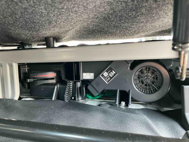 ハイゼットカーゴデラックス4WD ETC 衝突回避支援ブレーキ 横滑り防止装置 空転防止装置 ABS リヤヒーター オートライト コーナーセンサー オーバーヘッドシェルフ プライバシーガラス キーレスエントリー 集中ドアロック(千葉県)の中古車
