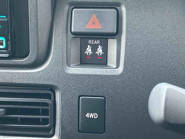 ハイゼットカーゴデラックス4WD ETC 衝突回避支援ブレーキ 横滑り防止装置 空転防止装置 ABS リヤヒーター オートライト コーナーセンサー オーバーヘッドシェルフ プライバシーガラス キーレスエントリー 集中ドアロック(千葉県)の中古車