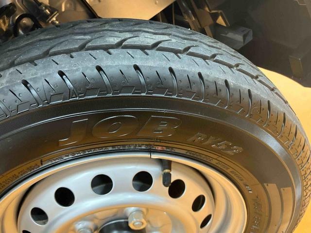 ハイゼットカーゴデラックススマアシ ダイハツ予防安全機能 前後コーナーセンサー キーレスエントリー スピーカー一体型ラジオチューナー オーバーヘッドシェルフ マニュアルレベリング機能付ハロゲンヘッドライト アイドリングストップ(千葉県)の中古車