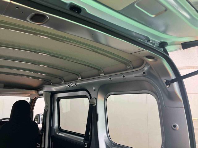 ハイゼットカーゴデラックススマアシ ダイハツ予防安全機能 前後コーナーセンサー キーレスエントリー スピーカー一体型ラジオチューナー オーバーヘッドシェルフ マニュアルレベリング機能付ハロゲンヘッドライト アイドリングストップ(千葉県)の中古車