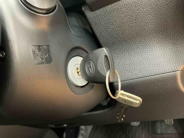 ハイゼットカーゴデラックススマアシ ダイハツ予防安全機能 前後コーナーセンサー キーレスエントリー スピーカー一体型ラジオチューナー オーバーヘッドシェルフ マニュアルレベリング機能付ハロゲンヘッドライト アイドリングストップ(千葉県)の中古車