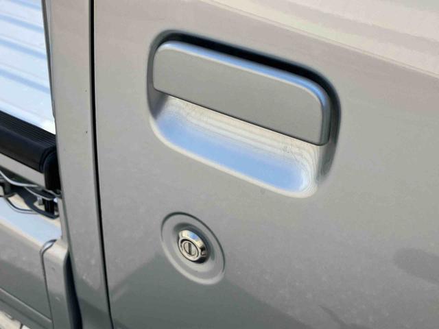 ハイゼットトラックエクストラSAIIIt衝突被害軽減ブレーキ CD/AUX 荷台三方開 荷台作業灯 LEDヘッドライト LEDフォグランプ パワーウィンド バッテリーカバー 工具箱(盗難防止キー付き) リヤスモークガラス キーレスエントリー(千葉県)の中古車