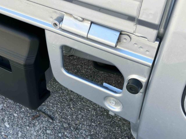 ハイゼットトラックエクストラSAIIIt衝突被害軽減ブレーキ CD/AUX 荷台三方開 荷台作業灯 LEDヘッドライト LEDフォグランプ パワーウィンド バッテリーカバー 工具箱(盗難防止キー付き) リヤスモークガラス キーレスエントリー(千葉県)の中古車