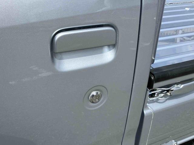 ハイゼットトラックエクストラSAIIIt衝突被害軽減ブレーキ CD/AUX 荷台三方開 荷台作業灯 LEDヘッドライト LEDフォグランプ パワーウィンド バッテリーカバー 工具箱(盗難防止キー付き) リヤスモークガラス キーレスエントリー(千葉県)の中古車