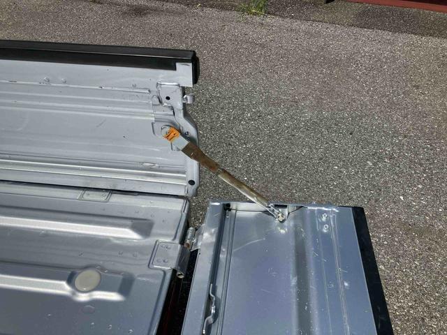 ハイゼットトラックエクストラSAIIIt衝突被害軽減ブレーキ CD/AUX 荷台三方開 荷台作業灯 LEDヘッドライト LEDフォグランプ パワーウィンド バッテリーカバー 工具箱(盗難防止キー付き) リヤスモークガラス キーレスエントリー(千葉県)の中古車