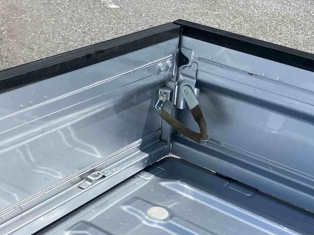 ハイゼットトラックエクストラSAIIIt衝突被害軽減ブレーキ CD/AUX 荷台三方開 荷台作業灯 LEDヘッドライト LEDフォグランプ パワーウィンド バッテリーカバー 工具箱(盗難防止キー付き) リヤスモークガラス キーレスエントリー(千葉県)の中古車