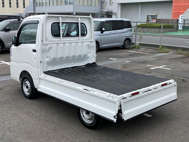 ハイゼットトラックスタンダード　スマアシ非装着車電子制御式４ＷＤ　ＥＴＣ　フロントメッキガーニッシュ　バックソナー　横滑り防止装置　オートライト　スピーカー一体型ＡＭ／ＦＭラジオ　エアコン　パワステ　デュアルエアバッグ　アイドリングストップ（千葉県）の中古車