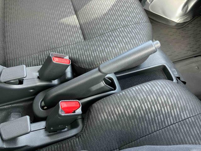 ハイゼットカーゴデラックスフロントドアスピーカー ラジオレス 衝突被害軽減ブレーキ コーナーセンサー オートライト プライバシーガラス フロントパワーウィンドウ オーバーヘッドシェルフ キーレスエントリー アイドリングストップ(千葉県)の中古車