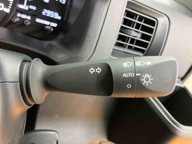 ハイゼットカーゴデラックススマアシ ダイハツ予防安全機能 オーバーヘッドシェルフ キーレスエントリー オートライト オートハイビーム マニュアルレベリング機能付ハロゲンヘッドライト スピーカー一体型ラジオチューナー(千葉県)の中古車