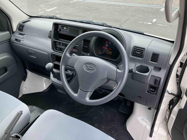 ハイゼットカーゴデラックス2WD 5速MT パワステ パワーウィンドウ キーレスエントリー 集中ドアロック オーバーヘッドシェルフ リヤガラススモーク マニュアルエアコン スピーカー一体型ラジオ ハロゲンヘッドランプ(千葉県)の中古車