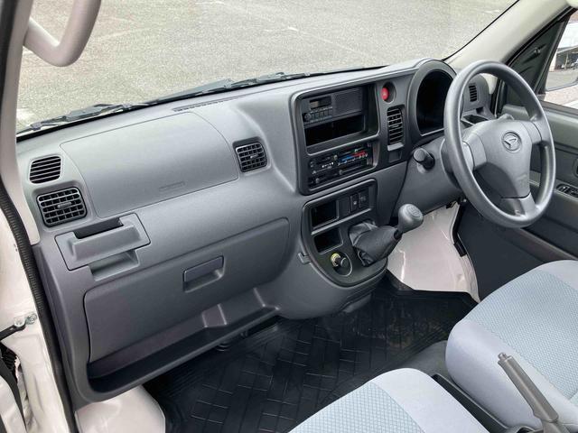 ハイゼットカーゴデラックス2WD 5速MT パワステ パワーウィンドウ キーレスエントリー 集中ドアロック オーバーヘッドシェルフ リヤガラススモーク マニュアルエアコン スピーカー一体型ラジオ ハロゲンヘッドランプ(千葉県)の中古車