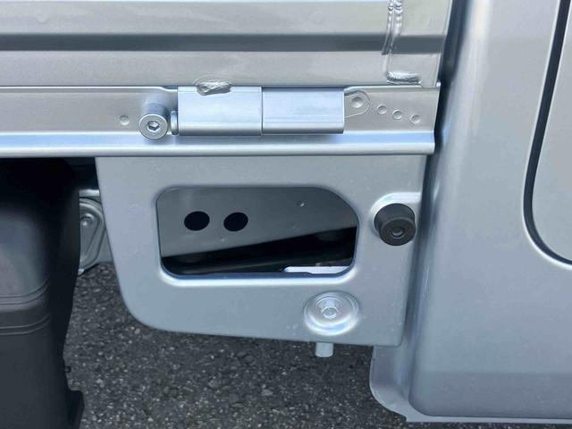 ハイゼットトラックスタンダード2WD CVT 衝突被害軽減装置 前後コーナーセンサー オートライト オートハイビーム ハロゲンヘッドランプ 荷台三方開 バッテリーカバー アイドリングストップ マニュアルAC スピーカー一体型ラジオ(千葉県)の中古車