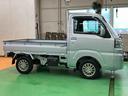 ４ＷＤ　５速ＭＴ　荷台三方開　リヤ４枚リーフ　荷台作業灯　ＬＥＤヘッドライト　バッテリーカバー　リヤスモークがラス　ＡＭ／ＦＭラジオ　衝突被害軽減装置　サイドレバー式駐車ブレーキ　大型アシストグリップ（千葉県）の中古車