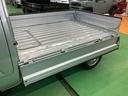 ４ＷＤ　５速ＭＴ　荷台三方開　リヤ４枚リーフ　荷台作業灯　ＬＥＤヘッドライト　バッテリーカバー　リヤスモークがラス　ＡＭ／ＦＭラジオ　衝突被害軽減装置　サイドレバー式駐車ブレーキ　大型アシストグリップ（千葉県）の中古車
