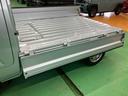 ４ＷＤ　５速ＭＴ　荷台三方開　リヤ４枚リーフ　荷台作業灯　ＬＥＤヘッドライト　バッテリーカバー　リヤスモークがラス　ＡＭ／ＦＭラジオ　衝突被害軽減装置　サイドレバー式駐車ブレーキ　大型アシストグリップ（千葉県）の中古車