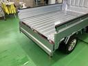 ４ＷＤ　５速ＭＴ　荷台三方開　リヤ４枚リーフ　荷台作業灯　ＬＥＤヘッドライト　バッテリーカバー　リヤスモークがラス　ＡＭ／ＦＭラジオ　衝突被害軽減装置　サイドレバー式駐車ブレーキ　大型アシストグリップ（千葉県）の中古車