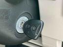ＣＤチューナー／ＡＭ：ＦＭラジオ／ＡＵＸ　オートハイビーム　トップシェイドガラス　衝突軽減装置　誤発進抑制制御　前席大型アームレスト付ベンチシート　キーレスエントリー　盗難防止警報　チルトステアリング（千葉県）の中古車