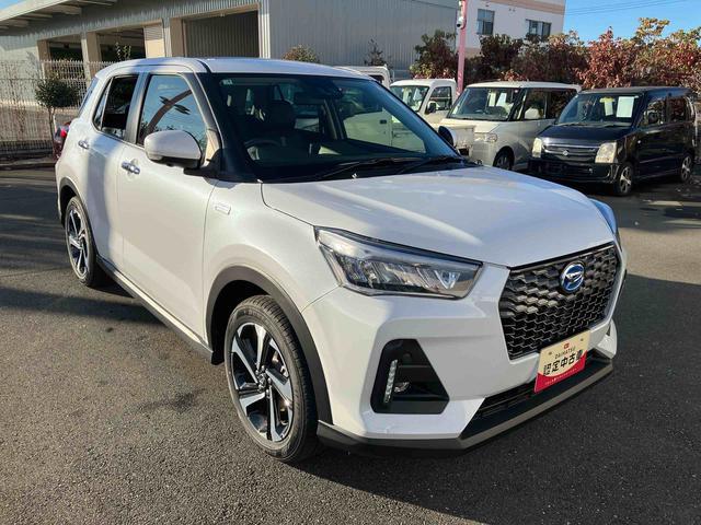 ロッキープレミアムＧ　ＨＥＶ　アダブティブクルーズコントロール搭載！保証　新車保証・まごころ保証　１年間・走行距離無制限付き　走行距離８０９ｋｍ　ＣＤチューナー　アダブティブクルーズコントロール　パノラマモニター　１７インチアルミホイール　電動パーキング　シートヒータ（東京都）の中古車