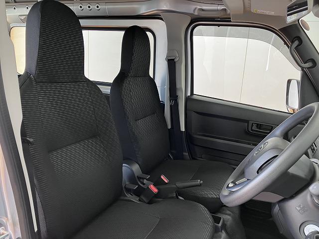 ハイゼットカーゴＤＸサポカーＳワイド適合　ラジオ　エアコン　アクセサリーソケット　コーナーセンサー　アイドリングストップ　光軸調整ダイヤル　横滑り防止機能　誤発進抑制機能　パワーウインドウ　キーレス（神奈川県）の中古車