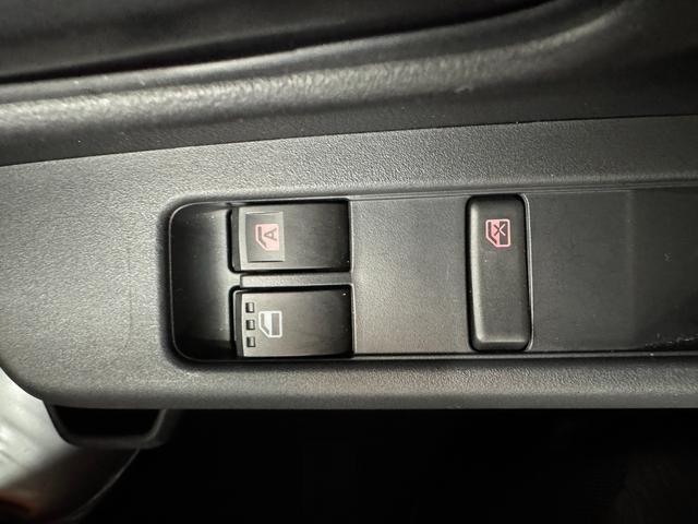 ハイゼットカーゴＤＸサポカーＳワイド適合　ラジオ　エアコン　アクセサリーソケット　コーナーセンサー　アイドリングストップ　光軸調整ダイヤル　横滑り防止機能　誤発進抑制機能　パワーウインドウ　キーレス（神奈川県）の中古車