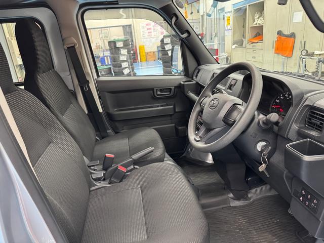 ハイゼットカーゴＤＸサポカーＳワイド適合　ラジオ　エアコン　アクセサリーソケット　コーナーセンサー　アイドリングストップ　光軸調整ダイヤル　横滑り防止機能　誤発進抑制機能　パワーウインドウ　キーレス（神奈川県）の中古車