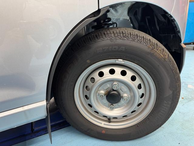 ハイゼットカーゴＤＸサポカーＳワイド適合　ラジオ　エアコン　アクセサリーソケット　コーナーセンサー　アイドリングストップ　光軸調整ダイヤル　横滑り防止機能　誤発進抑制機能　パワーウインドウ　キーレス（神奈川県）の中古車