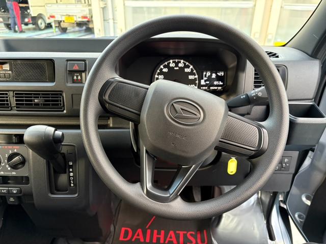 ハイゼットカーゴＤＸサポカーＳワイド適合　ラジオ　エアコン　アクセサリーソケット　コーナーセンサー　アイドリングストップ　光軸調整ダイヤル　横滑り防止機能　誤発進抑制機能　パワーウインドウ　キーレス（神奈川県）の中古車