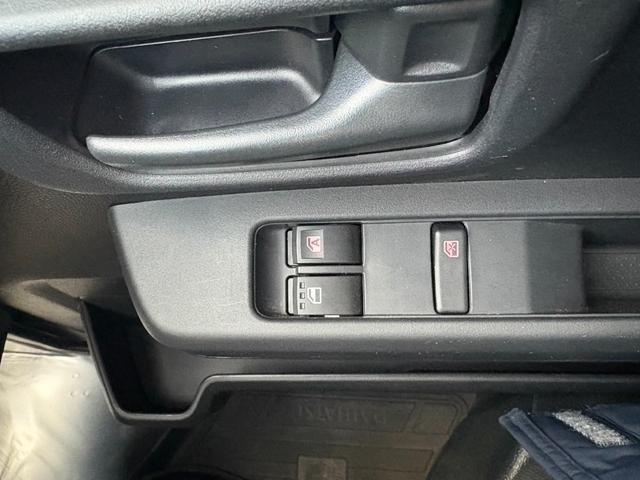 ハイゼットカーゴＤＸサポカーＳワイド適合　ラジオ　エアコン　アクセサリーソケット　コーナーセンサー　アイドリングストップ　光軸調整ダイヤル　横滑り防止機能　誤発進抑制機能　パワーウインドウ　キーレス（神奈川県）の中古車