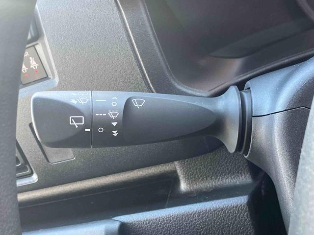 ハイゼットカーゴデラックス　リヤベンチシート　ＥＴＣ車載器　キーレス保証１年間距離無制限付き　前席パワーウインドウ　アイドリングストップ　キーレスエントリー　リヤベンチシート　コーナーセンサー　エアコン　オーバーヘッドシェルフ　誤発進抑制制御機能（東京都）の中古車