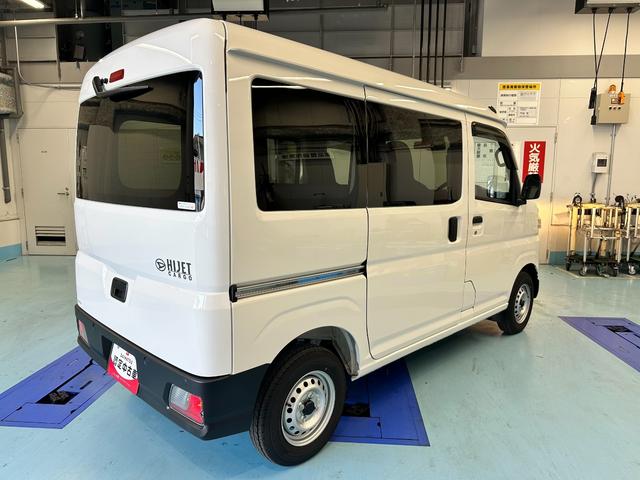 ハイゼットカーゴＤＸサポカーＳワイド適合　ラジオ　エアコン　アクセサリーソケット　コーナーセンサー　アイドリングストップ　光軸調整ダイヤル　横滑り防止機能　誤発進抑制機能　パワーウインドウ　キーレス（神奈川県）の中古車