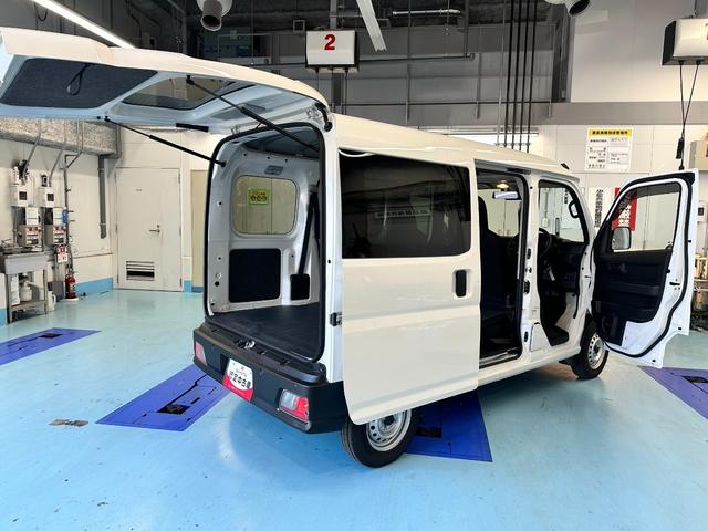 ハイゼットカーゴＤＸサポカーＳワイド適合　ラジオ　エアコン　アクセサリーソケット　コーナーセンサー　アイドリングストップ　光軸調整ダイヤル　横滑り防止機能　誤発進抑制機能　パワーウインドウ　キーレス（神奈川県）の中古車