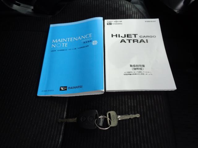 ハイゼットカーゴＤＸサポカーＳワイド適合　ラジオ　エアコン　アクセサリーソケット　コーナーセンサー　アイドリングストップ　光軸調整ダイヤル　横滑り防止機能　誤発進抑制機能　パワーウインドウ　キーレス（神奈川県）の中古車