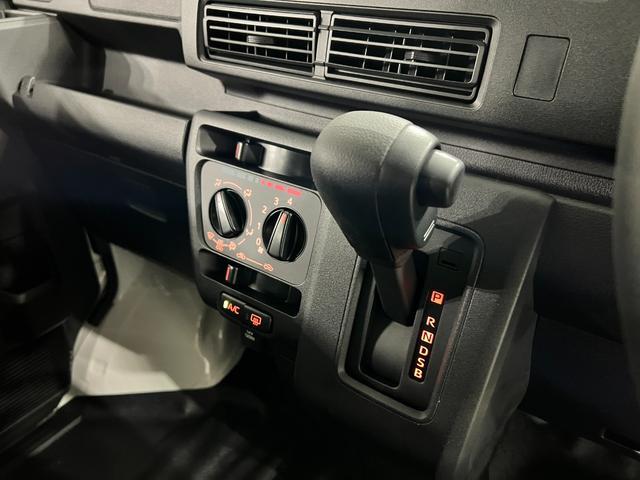 ハイゼットカーゴＤＸ　走行６キロ／登録済未使用車／ＦＭＡＭラジオ新車保障継承　１年保証距離無制限　走行距離６キロ　スマートアシスト　前後ソナーセンサー　ＦＭＡＭラジオ　運転席助手席エアバック　クリアランスソナー　オートライト　アイドリングストップ（埼玉県）の中古車