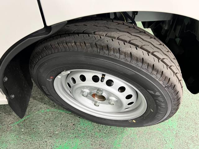 ハイゼットカーゴＤＸ　走行６キロ／登録済未使用車／ＦＭＡＭラジオ新車保障継承　１年保証距離無制限　走行距離６キロ　スマートアシスト　前後ソナーセンサー　ＦＭＡＭラジオ　運転席助手席エアバック　クリアランスソナー　オートライト　アイドリングストップ（埼玉県）の中古車