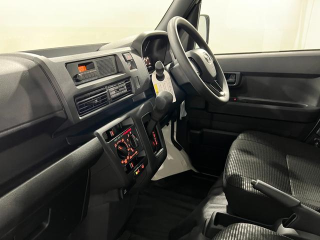 ハイゼットカーゴＤＸ　走行６キロ／登録済未使用車／ＦＭＡＭラジオ新車保障継承　１年保証距離無制限　走行距離６キロ　スマートアシスト　前後ソナーセンサー　ＦＭＡＭラジオ　運転席助手席エアバック　クリアランスソナー　オートライト　アイドリングストップ（埼玉県）の中古車