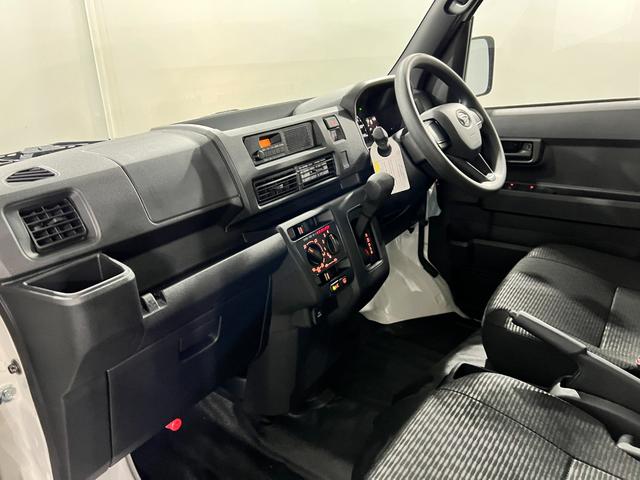 ハイゼットカーゴＤＸ　走行６キロ／登録済未使用車／ＦＭＡＭラジオ新車保障継承　１年保証距離無制限　走行距離６キロ　スマートアシスト　前後ソナーセンサー　ＦＭＡＭラジオ　運転席助手席エアバック　クリアランスソナー　オートライト　アイドリングストップ（埼玉県）の中古車