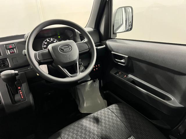 ハイゼットカーゴＤＸ　走行６キロ／登録済未使用車／ＦＭＡＭラジオ新車保障継承　１年保証距離無制限　走行距離６キロ　スマートアシスト　前後ソナーセンサー　ＦＭＡＭラジオ　運転席助手席エアバック　クリアランスソナー　オートライト　アイドリングストップ（埼玉県）の中古車