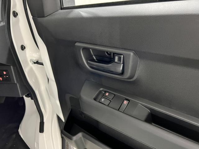 ハイゼットカーゴＤＸ　走行６キロ／登録済未使用車／ＦＭＡＭラジオ新車保障継承　１年保証距離無制限　走行距離６キロ　スマートアシスト　前後ソナーセンサー　ＦＭＡＭラジオ　運転席助手席エアバック　クリアランスソナー　オートライト　アイドリングストップ（埼玉県）の中古車