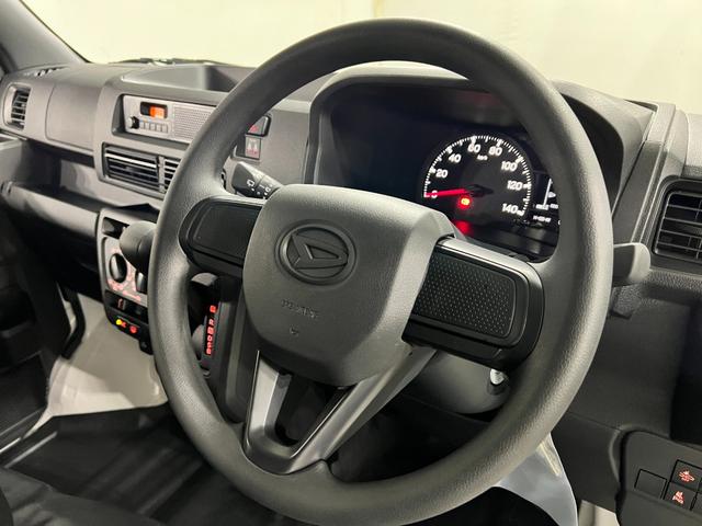 ハイゼットカーゴＤＸ　走行６キロ／登録済未使用車／ＦＭＡＭラジオ新車保障継承　１年保証距離無制限　走行距離６キロ　スマートアシスト　前後ソナーセンサー　ＦＭＡＭラジオ　運転席助手席エアバック　クリアランスソナー　オートライト　アイドリングストップ（埼玉県）の中古車