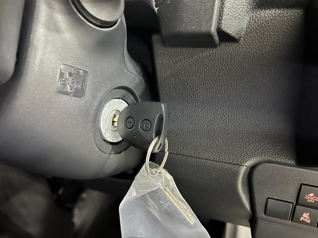 ハイゼットカーゴＤＸ　走行６キロ／登録済未使用車／ＦＭＡＭラジオ新車保障継承　１年保証距離無制限　走行距離６キロ　スマートアシスト　前後ソナーセンサー　ＦＭＡＭラジオ　運転席助手席エアバック　クリアランスソナー　オートライト　アイドリングストップ（埼玉県）の中古車