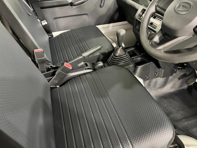 ハイゼットトラックスタンダード 農用スペシャル 4WD/MT車/走行6キロ1年保証距離無制限 走行距離6キロ FMAMラジオ 助手席エアバック クリアランスソナー オートマチックハイビーム オートライト アイドリングストップ 荷台作業灯(埼玉県)の中古車