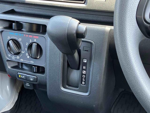 ハイゼットカーゴデラックス　リヤベンチシート　コーナーセンサー保証１年間距離無制限付き　前席パワーウインドウ　アイドリングストップ　キーレスエントリー　リヤベンチシート　コーナーセンサー　エアコン　オーバーヘッドシェルフ　誤発進抑制制御機能（東京都）の中古車