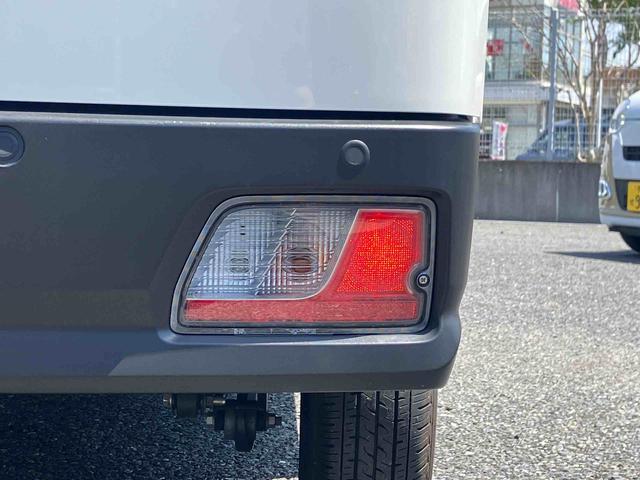 ハイゼットカーゴデラックス　リヤベンチシート　コーナーセンサー保証１年間距離無制限付き　前席パワーウインドウ　アイドリングストップ　キーレスエントリー　リヤベンチシート　コーナーセンサー　エアコン　オーバーヘッドシェルフ　誤発進抑制制御機能（東京都）の中古車