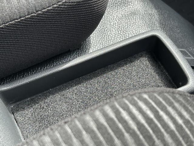 ハイゼットカーゴデラックス　リヤベンチシート　前席パワーウインドウ保証１年間距離無制限付き　前席パワーウインドウ　アイドリングストップ　キーレスエントリー　リヤベンチシート　コーナーセンサー　エアコン　オーバーヘッドシェルフ　誤発進抑制制御機能（東京都）の中古車